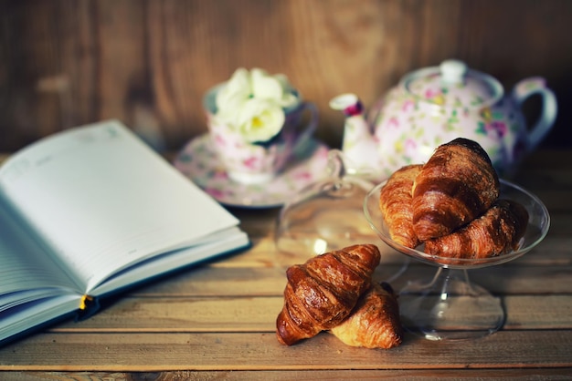 Libro del croissant della tazza di tè