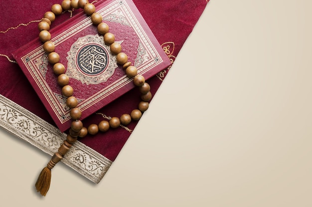 Libro del Sacro Corano con traduzione di calligrafie arabe e rosario