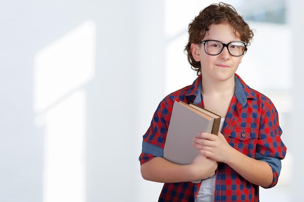 Libro della holding del ragazzo sveglio della scuola elementare