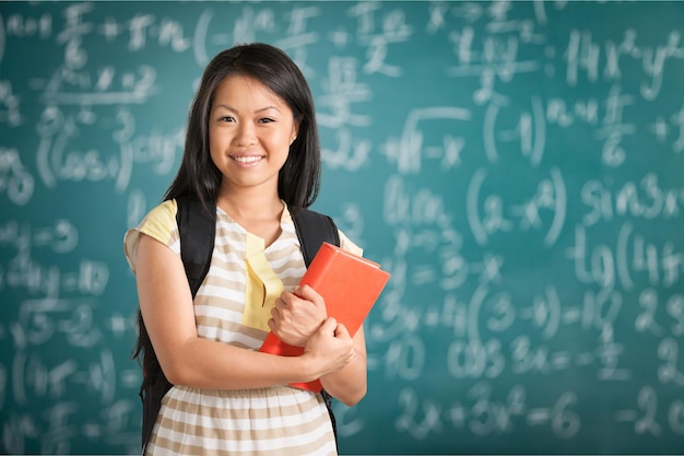 Libro della holding della ragazza dello studente di college