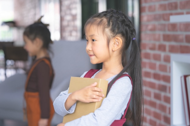 Libro della tenuta della bambina per il concetto di studio