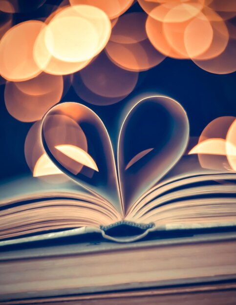 Libro di carta a forma di cuore su sfondo bokeh San Valentino simbolo d'amore