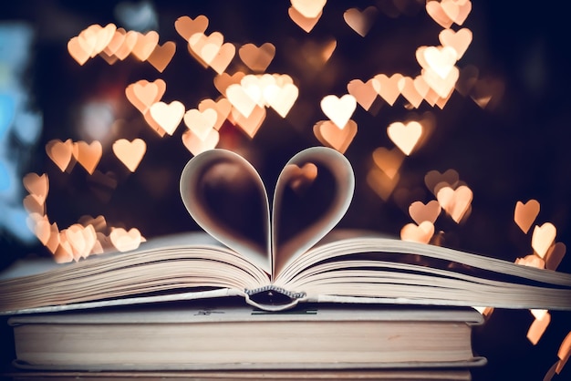 Libro di carta a forma di cuore sullo sfondo di bokeh cuori concetto di San Valentino