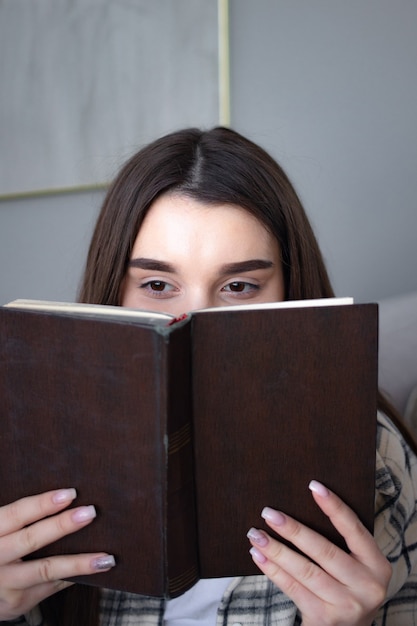 Libro di carta della lettura della donna