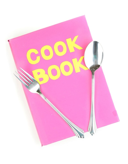 Libro di cucina rosa e utensili da cucina isolati su bianco