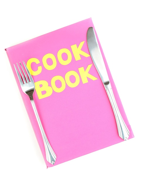 Libro di cucina rosa e utensili da cucina isolati su bianco