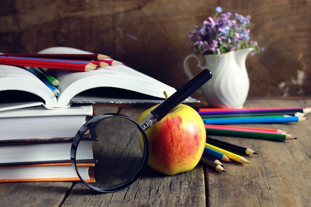 Libro di istruzione mela e lente d'ingrandimento