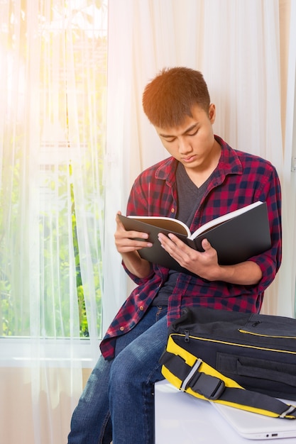 libro di lettura adolescente in biblioteca