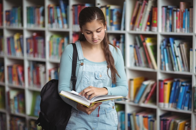 Libro di lettura attenta della scolara in biblioteca