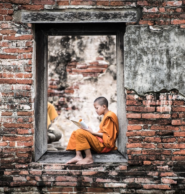 Libro di lettura del monaco del sud-est asiatico novizio fuori dal monastero, insegnamento buddista.