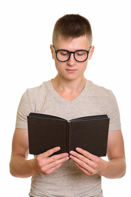 Libro di lettura dell'uomo giovane studente caucasico serio