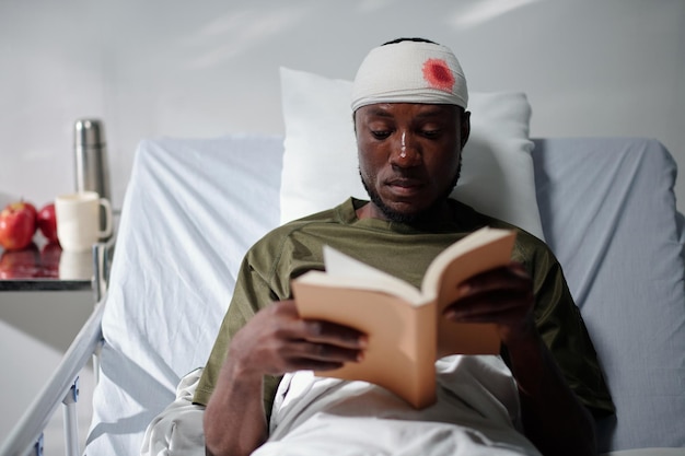 Libro di lettura dell'uomo in ospedale