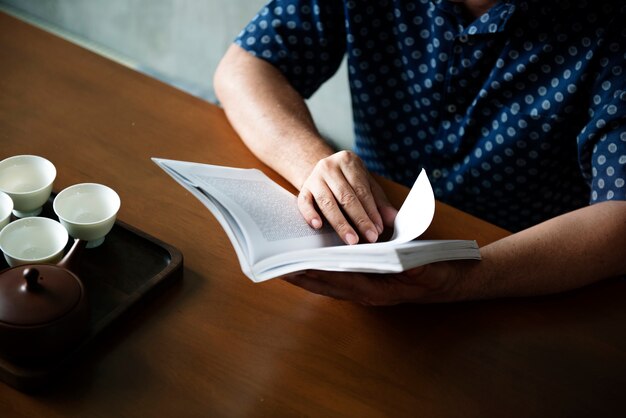 Libro di lettura dell&#39;uomo senior a casa