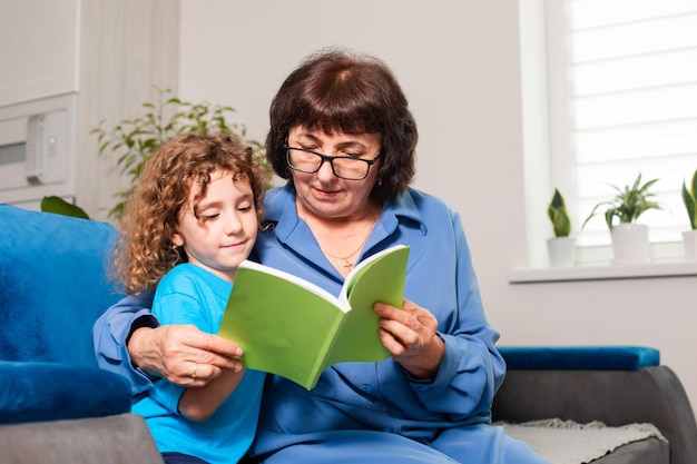 Libro di lettura della bambina e della nonna insieme