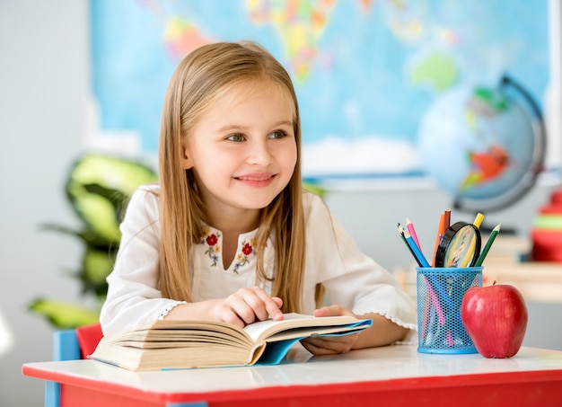 Libro di lettura della bambina