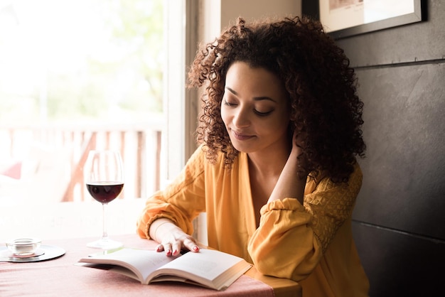 Libro di lettura della donna alla caffetteria