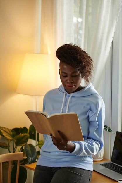 Libro di lettura della donna per lavoro