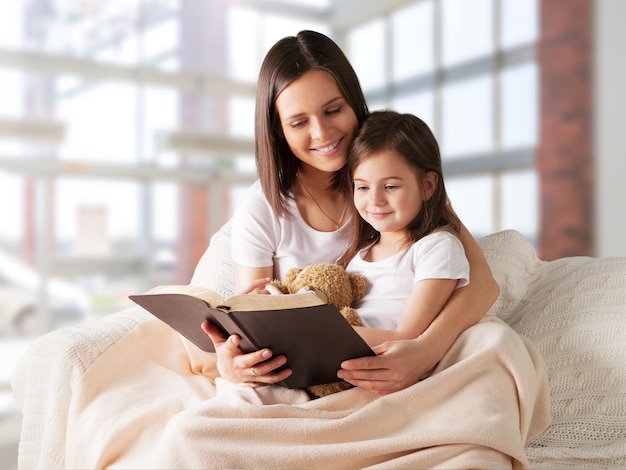 Libro di lettura della figlia e della madre a letto