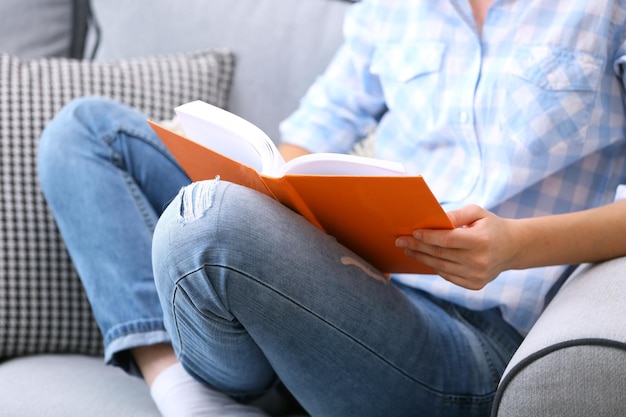 Libro di lettura della giovane donna a casa