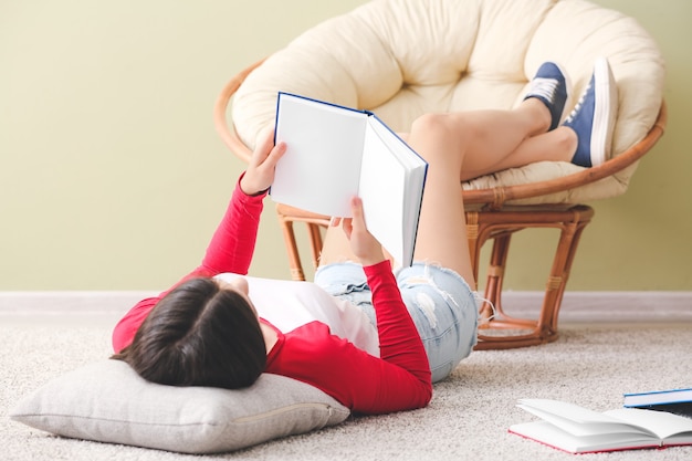 Libro di lettura della giovane donna a casa