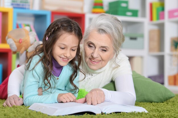 Libro di lettura della nonna con sua nipote