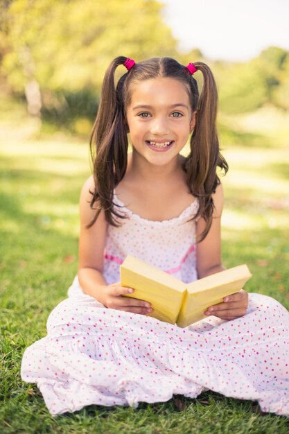 Libro di lettura della ragazza in parco