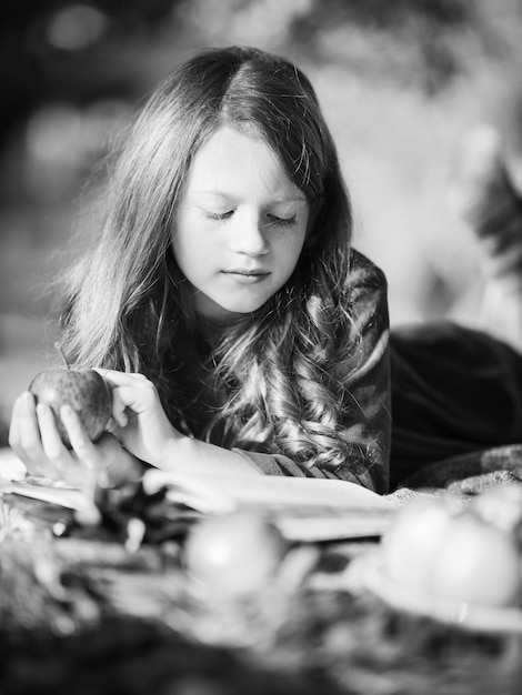 Libro di lettura della ragazza nel parco