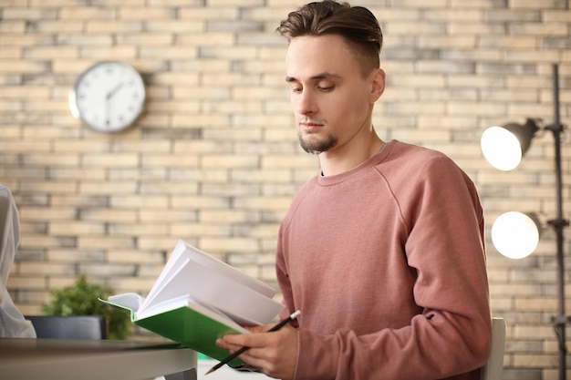 Libro di lettura dello studente maschio all'interno