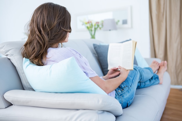 Libro di lettura donna sul divano