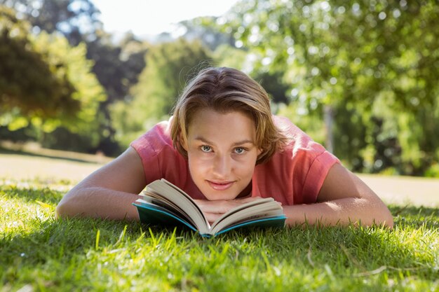 Libro di lettura grazioso della donna in parco