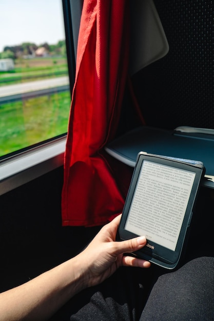 Libro di lettura in autobus