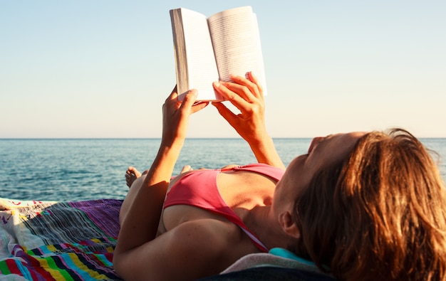 Libro di lettura in spiaggia