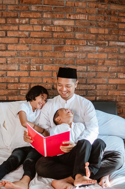 Libro di lettura per bambini e padre a casa