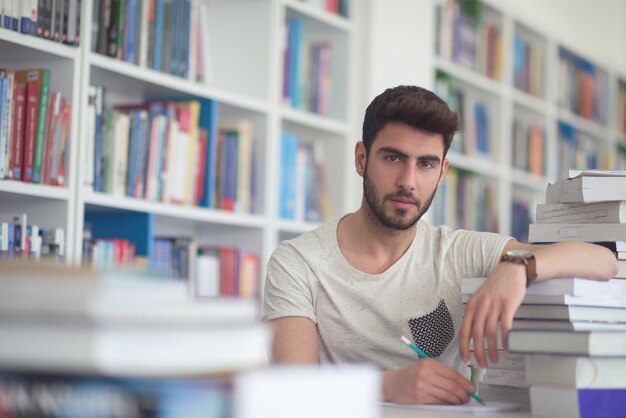 Libro di lettura per studenti nella biblioteca scolastica Lezioni di studio per l'esame Concetto di duro lavoro e perseveranza