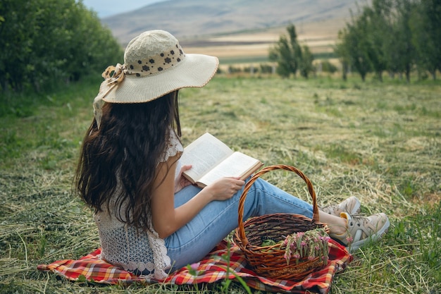 Libro di mano della donna nel campo