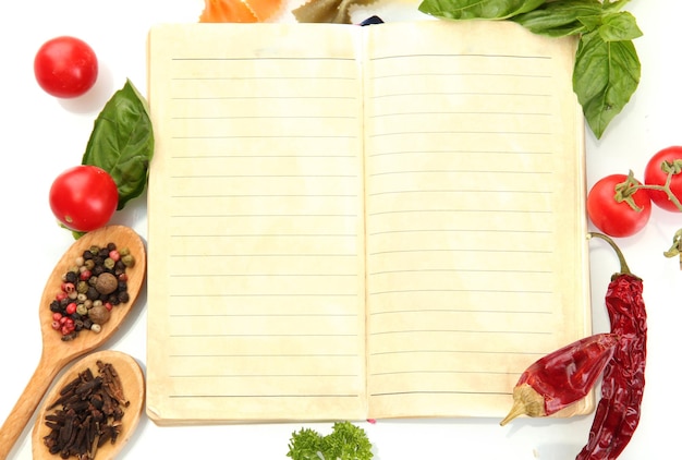 libro di ricette verdure e spezie isolate su bianco