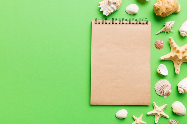 Libro di scrittura in bianco con accessori da spiaggia estivi su sfondo spazio per la copia Piatto con spazio per la copia