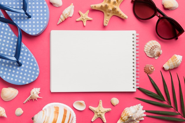 Libro di scrittura in bianco con accessori da spiaggia estivi su sfondo spazio per la copia Piatto con spazio per la copia