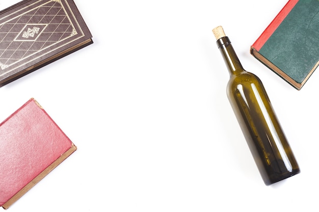 libro di testo e bottiglia di vino su isolare