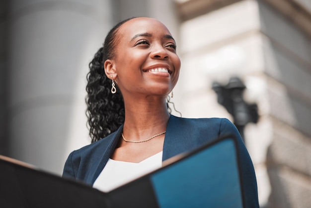 Libro donna felice o avvocato che pensa con il sorriso istruzione o ricerca costituzionale da studio legale o tribunale sorriso empowerment o orgoglioso avvocato africano con conoscenze idee o visione per l'agenzia legale