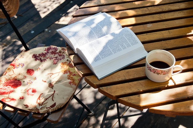 Libro e caffè sulla tavola di legno