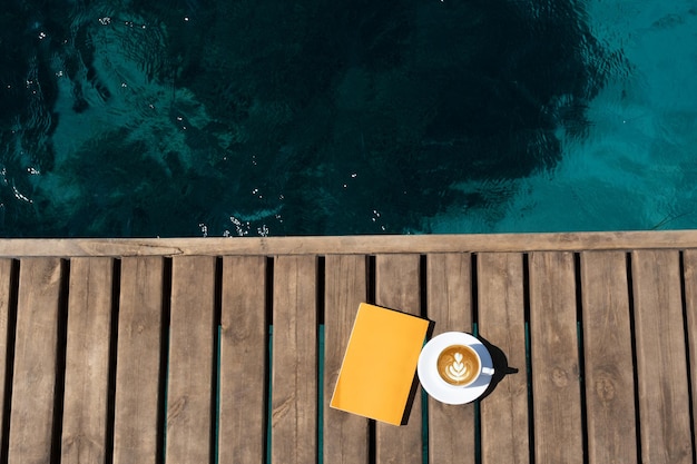 Libro e tazza di caffè