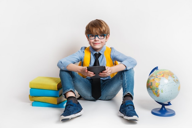 Libro elettronico della lettura del ragazzo. Ritorno a scuola e tempo felice