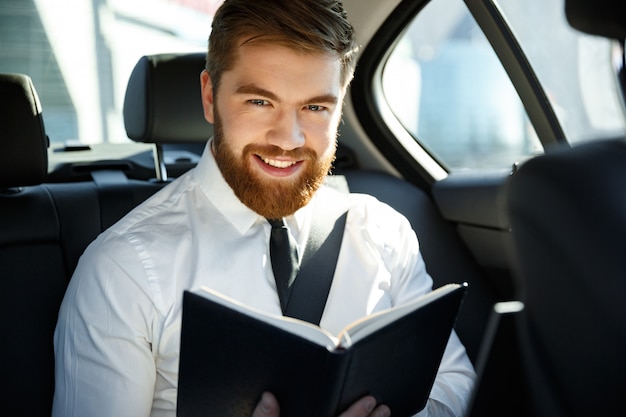 Libro felice della holding dell'uomo di affari