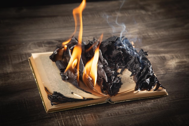 Libro in fiamme sul tavolo di legno