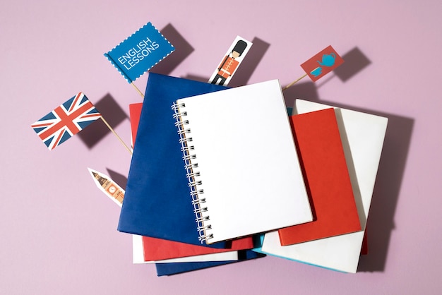 Libro in inglese poggiato sul tavolo dello spazio di lavoro