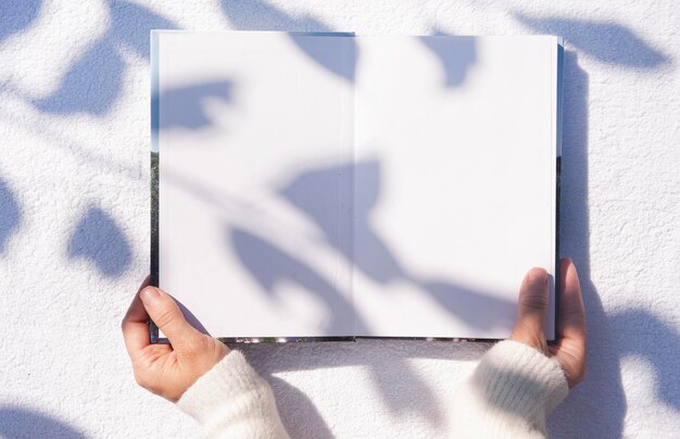 libro in mano con una bella ombra