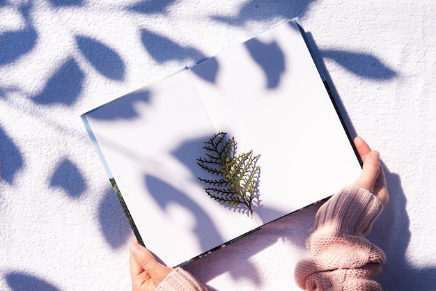 libro in mano con una bella ombra