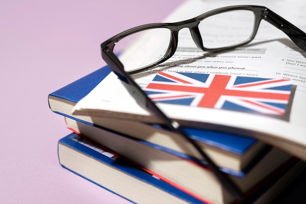 Libro inglese con gli occhiali sul tavolo