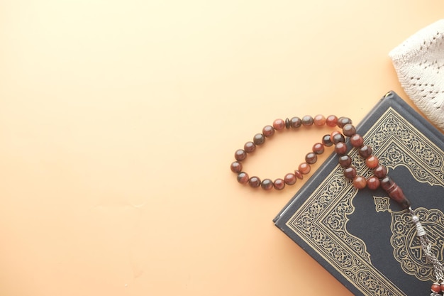 Libro sacro Corano e Rosario sul tavolo da vicino